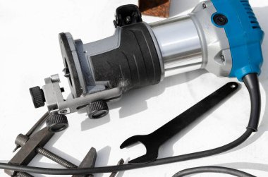 Alet. Ahşap imalathanesi masada, aletlerin yanında.