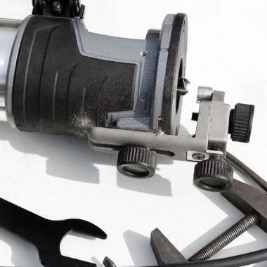 Alet. Ahşap imalathanesi masada, aletlerin yanında.