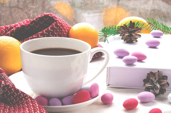 Acogedor Concepto Una Taza Café Blanco Encuentra Alféizar Madera Junto — Foto de Stock