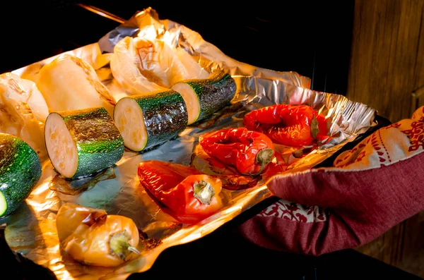 Sağlıklı Beslenme Fırında Pişirilmiş Sebzeler Fırında Biber Kabak Kabuğu Var — Stok fotoğraf