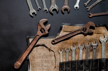Ev koşullarında tamir ve yeniden yapılandırma için el aletleri siyah arka planda yatar. Boşluğu kopyala