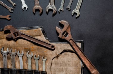 Ev koşullarında tamir ve yeniden yapılandırma için el aletleri siyah arka planda yatar. Boşluğu kopyala
