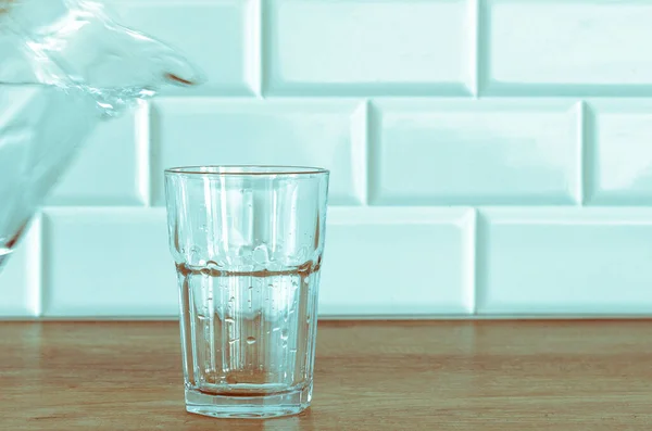 Ένα Άδειο Γυάλινο Ποτήρι Νερό Στέκεται Ένα Ξύλινο Τραπέζι Πάνω — Φωτογραφία Αρχείου