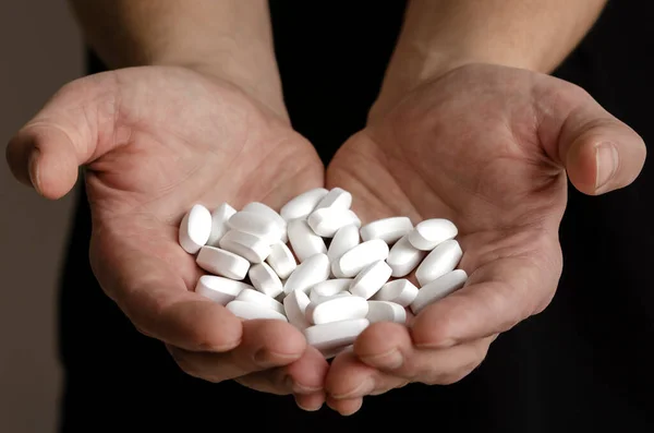 Πολλά Λευκά Χάπια Στα Χέρια Ενός Ενήλικου Άντρα Ένα Μεγάλο — Φωτογραφία Αρχείου