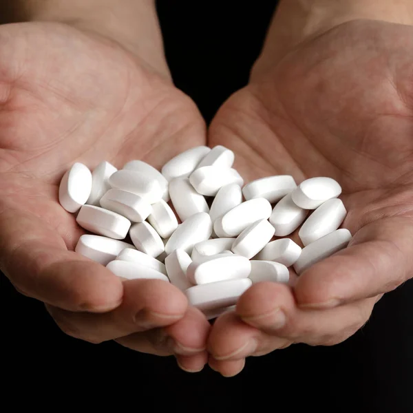Πολλά Λευκά Χάπια Στα Χέρια Ενός Ενήλικου Άντρα Ένα Μεγάλο — Φωτογραφία Αρχείου