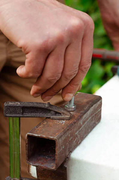 Die Hand Eines Mannes Schraubt Eine Schraube Eine Metallmutter Arbeiten — Stockfoto