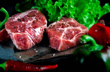 Sağlıklı beslenme. Et hazır. Baharatlı çiğ et bifteği
