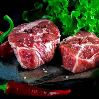 Sağlıklı beslenme. Et hazır. Baharatlı çiğ et bifteği