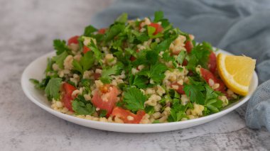 Orta Doğu mutfağı. Bulgur ve sebzeli vejetaryen salatası. Taze parlak Arap salatası. Tabbouleh salatası. Boşluğu kopyala.