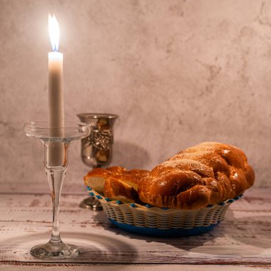 Shabbat Shalom - challah ekmek, Şabat şarap ve mumlar ahşap tablo.