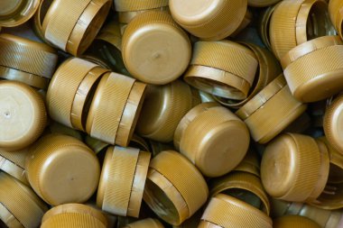 Geri dönüştürülmüş plastik şişe kapakları. Kapat..