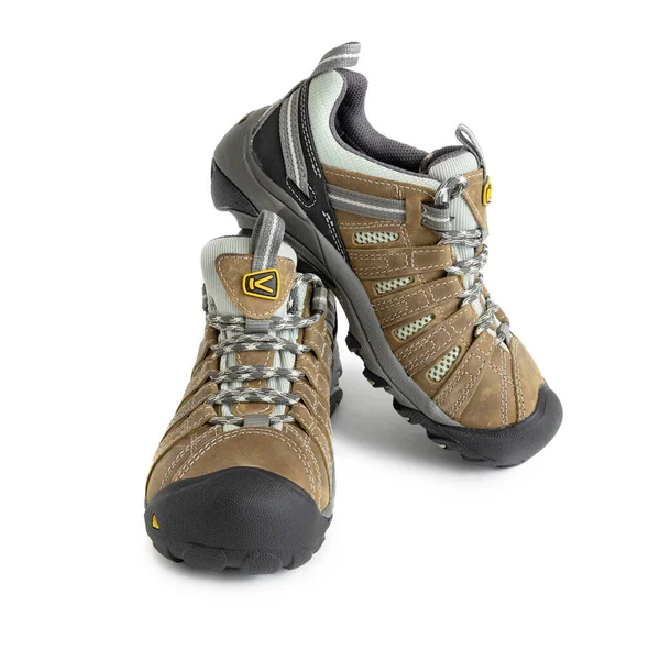 KROPIVNICKY, UKRAINE - 11 HAZİRAN 2021: Kahverengi renkli keskin ayakkabılar. Beyaz arka planda izole edilmiş bir çift yeni kahverengi spor ayakkabı..