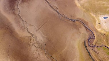 Toprak kuru. Yağmur uzun süre yağmadı. Küresel ısınma yüzünden. Doğa geçmişi. Helikopterle çekilmiş..