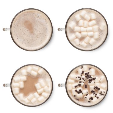 Beyaz arka plan üzerinde izole marshmallows ile fincan sıcak kakao seti. Üstte görüntü.