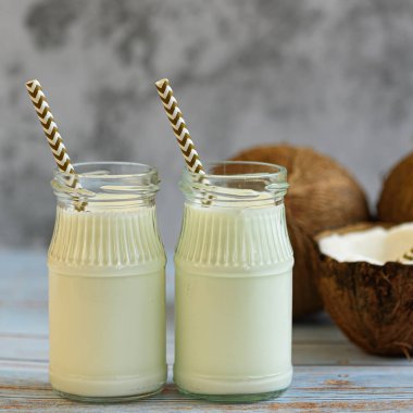 Hafif arka planda hindistan cevizi sütü ve hindistan cevizi. seçici odak.