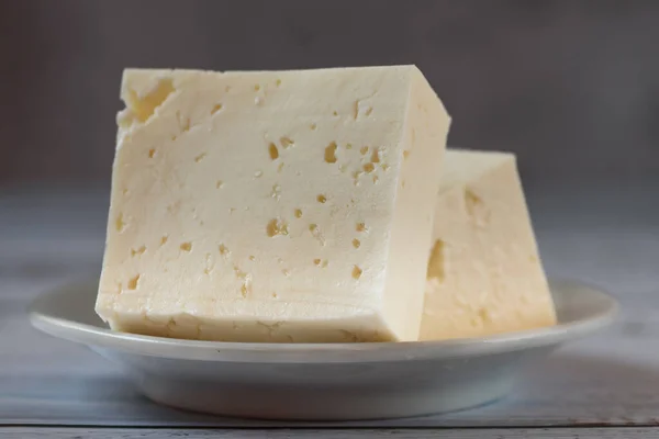 Gran Trozo Queso Feta Sobre Una Mesa Madera Oscura Enfoque —  Fotos de Stock