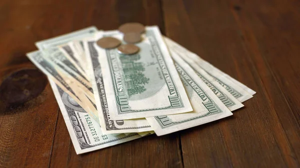 Notas Dólar Estão Uma Superfície Madeira Fundo Escuro — Fotografia de Stock