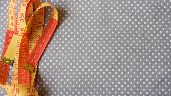 Dikiş dikmek için terzinin sayacını gri arka plana bantla. Ölçmek için metre, mezura. Boşluğu kopyala.