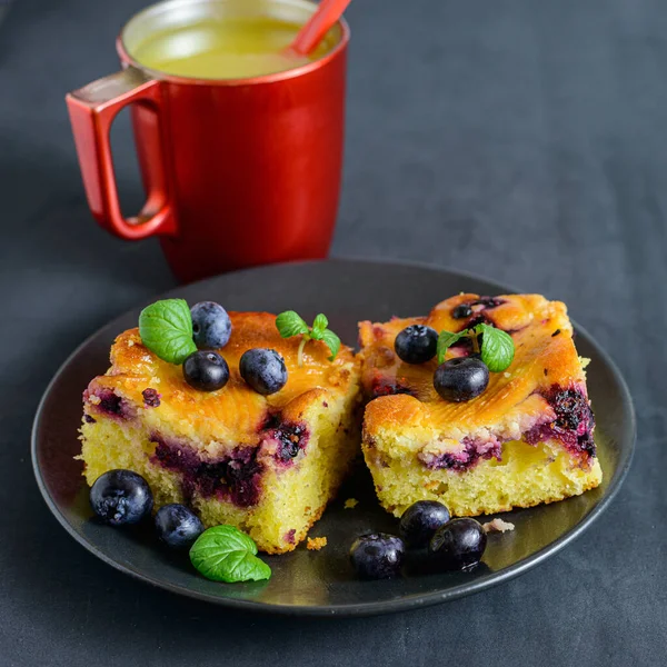 Stück Heidelbeerkuchen Auf Einem Teller Eine Rote Tasse Sanddorntee Mit — Stockfoto