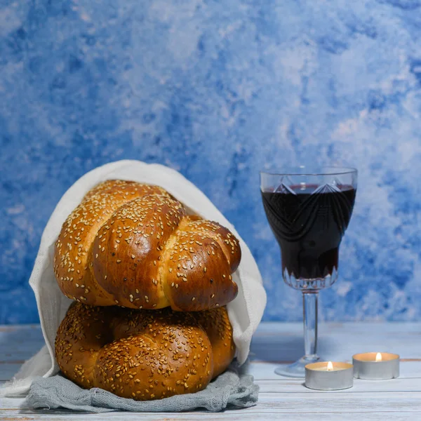 Şabat Şalom Challah Ekmeği Şabat Şarabı Mavi Arka Plandaki Ahşap — Stok fotoğraf