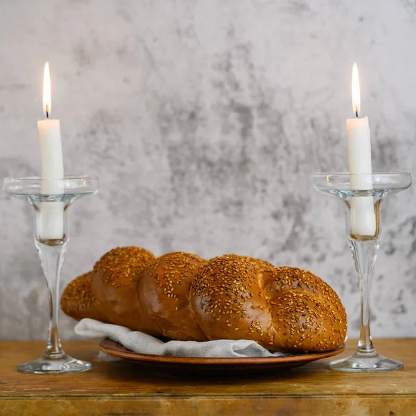 Şabat Şalom Challah Ekmeği Şabat Şarabı Ahşap Masada Mumlar Boşluğu — Stok fotoğraf
