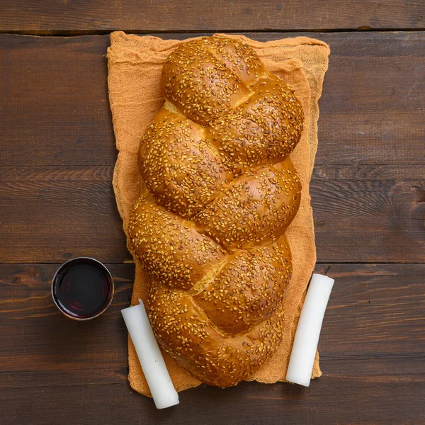 Šabat Šalom Chléb Challah Šabatové Víno Svíčky Hnědém Dřevěném Stole — Stock fotografie