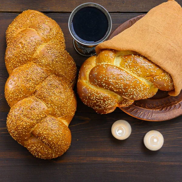 Shabbat Shalom Challah Bread Shabbat Wine Candles Brown Wooden Table — Fotografia de Stock