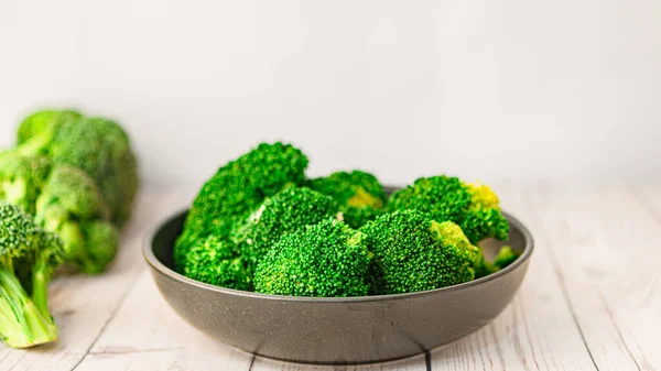明るい背景に新鮮な緑のブロッコリー マクロ写真緑新鮮な野菜ブロッコリー 食事や健康的な食事のための緑の野菜 有機食品 緑の野菜 — ストック写真