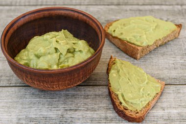 Avokado soslu tost, diyet kahvaltısı. Lezzetli ve sağlıklı bitkisel gıdalar. Üst görünüm.