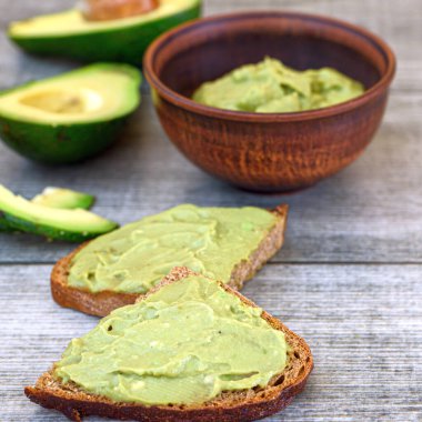 Avokado soslu tost, diyet kahvaltısı. Lezzetli ve sağlıklı bitkisel gıdalar. Üst görünüm.