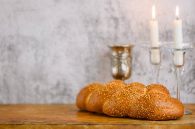 Shabbat Shalom - challah ekmek, Şabat şarap ve mumlar ahşap tablo.
