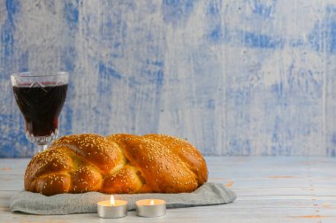 Shabbat Shalom - challah ekmek, Şabat şarap ve mumlar ahşap tablo.