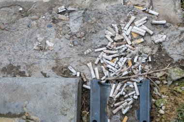 Yerde eski kullanılmış sigaraların filtresi.