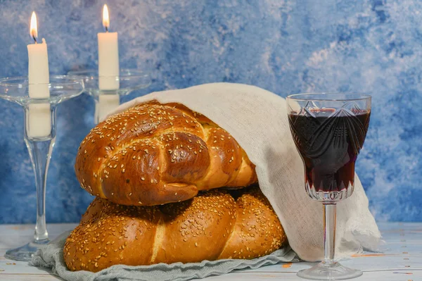 Shabbat Shalom Challah Ekmek Şabat Şarap Mumlar Ahşap Tablo Stok Fotoğraf