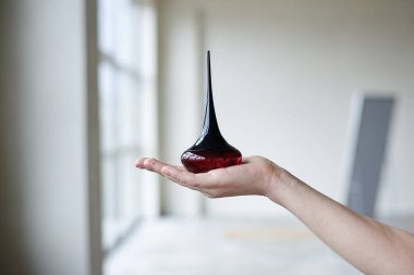 Kokulu parfümlü küçük cam şişeyi tutan bir kadın. Kadınlar için bakım ürünleri. Kişisel bakım ve güzellik tedavisi. Uluslararası Kadınlar Günü. Kadınlar için en iyi hediye..
