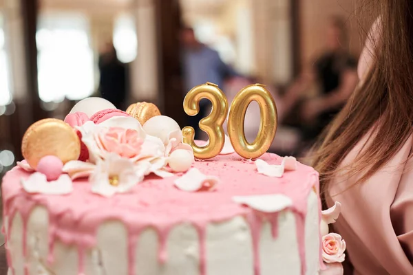 迷人的生日蛋糕 粉色和象牙乳白色的顶部在节庆桌上 为特别派对准备美味的甜点 30号的蜡烛 — 图库照片