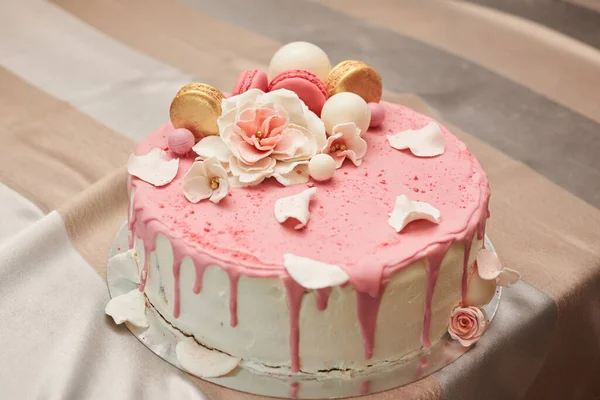 Причудливый Торт День Рождения Розовым Слоновой Костью Праздничном Столе Вкусный Стоковая Картинка