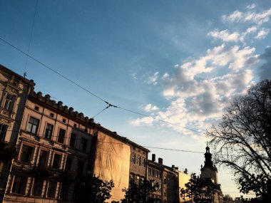 Sep 13 2019 / Lviv, Ukrayna. Lviv şehrinde gri beyaz bulutlu mavi gökyüzü ve eski tarihi binalar. Avrupa Şehir Merkezi. Seyahat phorografisi. Turizm için güneşli bir hava. Tarihi simgeler.