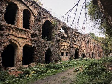 Tarakaniv kalesi / Ukrayna-Sep 27 2019: Sonbaharda Tarakaniv kalesi. Eski tuğla kale Bastille kalıntılarıyla tarihi bir dönüm noktası. Mahalleyi gezmek. Turist eğlencesi.