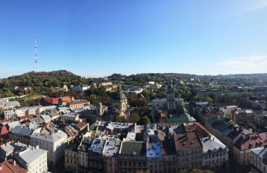 Lviv / Ukrayna - 13 Ekim 2019. Lviv Belediye Binası 'nın tepesinden bak. Eski Avrupa kasabasının uçuş yüksekliğinden panoramik resmi. Güneşli bir günde renkli binalar. Ortaçağ mimari topluluğu.