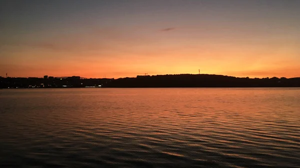 Όμορφο Ηλιοβασίλεμα Πάνω Από Λίμνη Φυσικό Φόντο Μπλε Νερά Και — Φωτογραφία Αρχείου