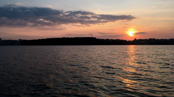 Vacker Solnedgång Över Sjön Naturlig Bakgrund Med Blått Vatten Och — Stockfoto