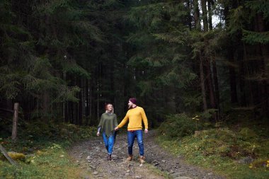 Genç aşık bir çift ormanda birlikte yürüyor. Karpat dağları Ukrayna 'da seyahat eder. İki turist ormanda dinlenerek zaman geçiriyorlar. Gençlerin romantik ilişkileri.
