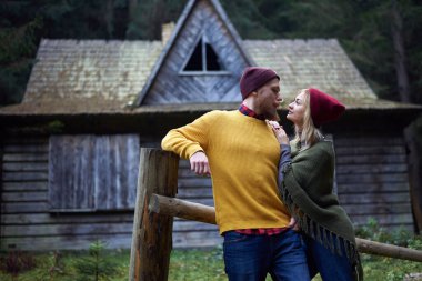 Aşık genç bir çift ormanda eski bir kulübenin önünde duruyor. Karpat dağları Ukrayna 'da seyahat eder. İki turist ormanda dinlenerek zaman geçiriyorlar. Gençlerin romantik ilişkileri.