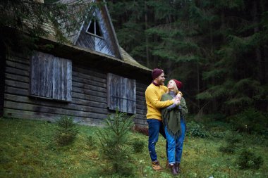 Birbirine aşık genç bir çift ormandaki eski kulübenin önünde durmuş, birbirlerine sarılıyorlar. Karpat dağları Ukrayna 'da seyahat eder. İki turist ormanda dinlenerek zaman geçiriyorlar. Gençlerin romantik ilişkileri.