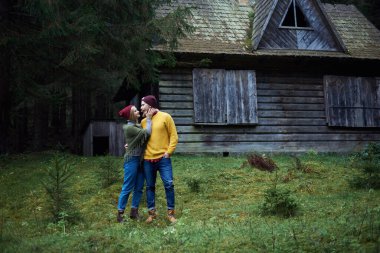 Birbirine aşık genç bir çift ormandaki eski kulübenin önünde durmuş, birbirlerine sarılıyorlar. Karpat dağları Ukrayna 'da seyahat eder. İki turist ormanda dinlenerek zaman geçiriyorlar. Gençlerin romantik ilişkileri.