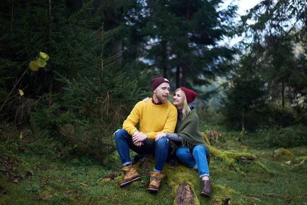 Genç aşık bir çift ormanda birlikte oturuyor. Karpat dağları Ukrayna 'da seyahat eder. İki turist ormanda dinlenerek zaman geçiriyorlar. Gençlerin romantik ilişkileri.