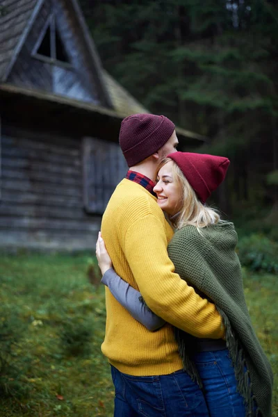Birbirine aşık genç bir çift ormanda öpüşüyor. Karpat dağları Ukrayna 'da seyahat eder. İki turist ormanda dinlenerek zaman geçiriyorlar. Gençlerin romantik ilişkileri.