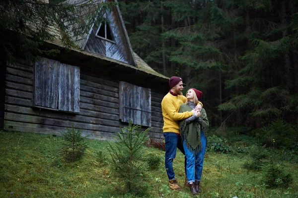 Birbirine aşık genç bir çift ormandaki eski kulübenin önünde durmuş, birbirlerine sarılıyorlar. Karpat dağları Ukrayna 'da seyahat eder. İki turist ormanda dinlenerek zaman geçiriyorlar. Gençlerin romantik ilişkileri.
