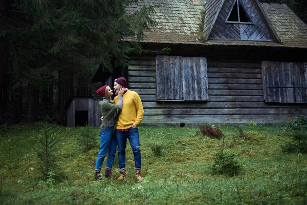 Birbirine aşık genç bir çift ormandaki eski kulübenin önünde durmuş, birbirlerine sarılıyorlar. Karpat dağları Ukrayna 'da seyahat eder. İki turist ormanda dinlenerek zaman geçiriyorlar. Gençlerin romantik ilişkileri.